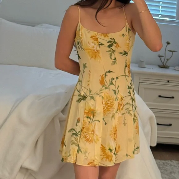 Reformation Yellow floral Pleated Dress - Picture 5 of 7